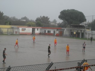 Le due compagini sotto la pioggia a Cicciano (foto Domenico Vastante)