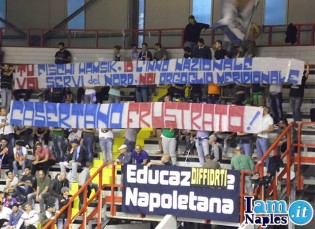 Lo striscione polemico al 'Palabarbuto'