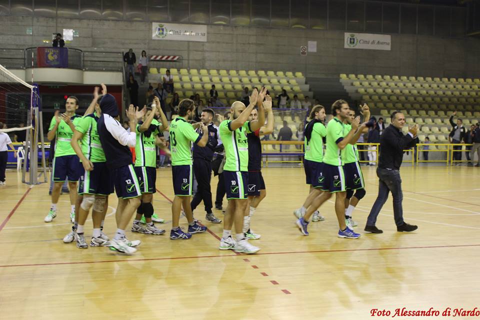 Il presidente Di Meo e la squadra salutano i tifosi