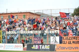 I tifosi della Casertana (Foto Giuseppe Melone)