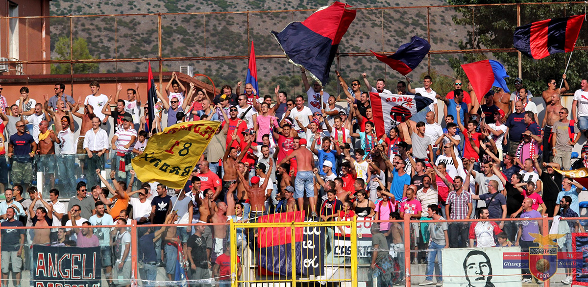 I tifosi della Casertana (Foto Giuseppe Melone)