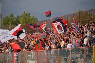 I tifosi della Casertana (Foto Giuseppe Melone)