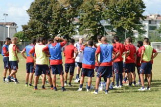 Ugolotti a colloquio con la squadra (Foto Giuseppe Melone)