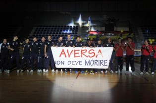 Emblematico lo striscione 'Aversa non deve morire'