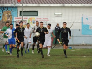 Le due squadre all'ingresso in campo