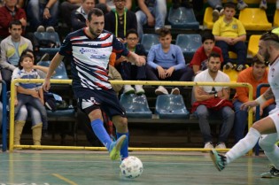 Ciro Attanasio in gol a Barletta (Foto Giuseppe Melone)