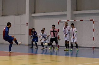 Una foto emblematica: Busino contro la muraglia sannita (Foto Giuseppe Melone)