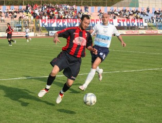 Carotenuto in gol ad Arzano nell'ultimo confronto disputato (2008)