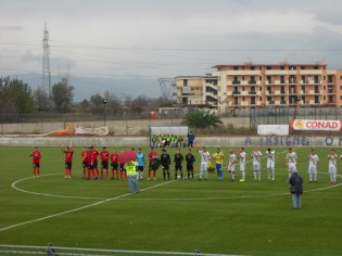 Il saluto delle squadre a centrocampo (foto Antimo Cusano)
