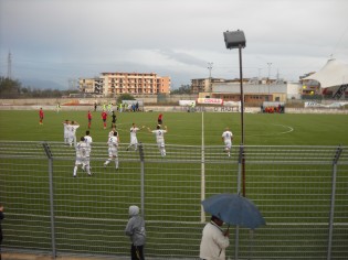 L'esultanza dei gialloblu dopo il gol di Ottaiano (foto Antimo Cusano)