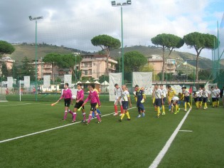 L'ingresso in campo delle squadre (foto Antimo Cusano)