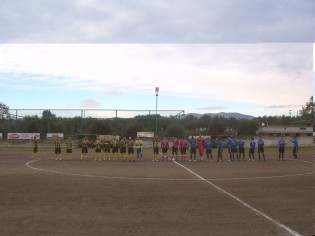 Le squadre salutano i tifosi prima del match (foto Antimo Cusano)