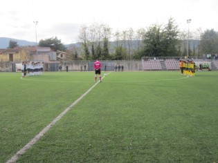 Le due squadre a centrocampo