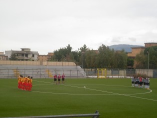 Le due formazioni ferme per il minuto di raccoglimento