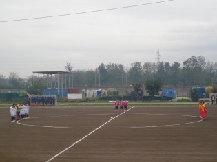 Le due squadre ferme per il minuto di raccoglimento