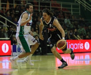 Mordente in azione contro Cavaliero (Foto Giuseppe Melone)