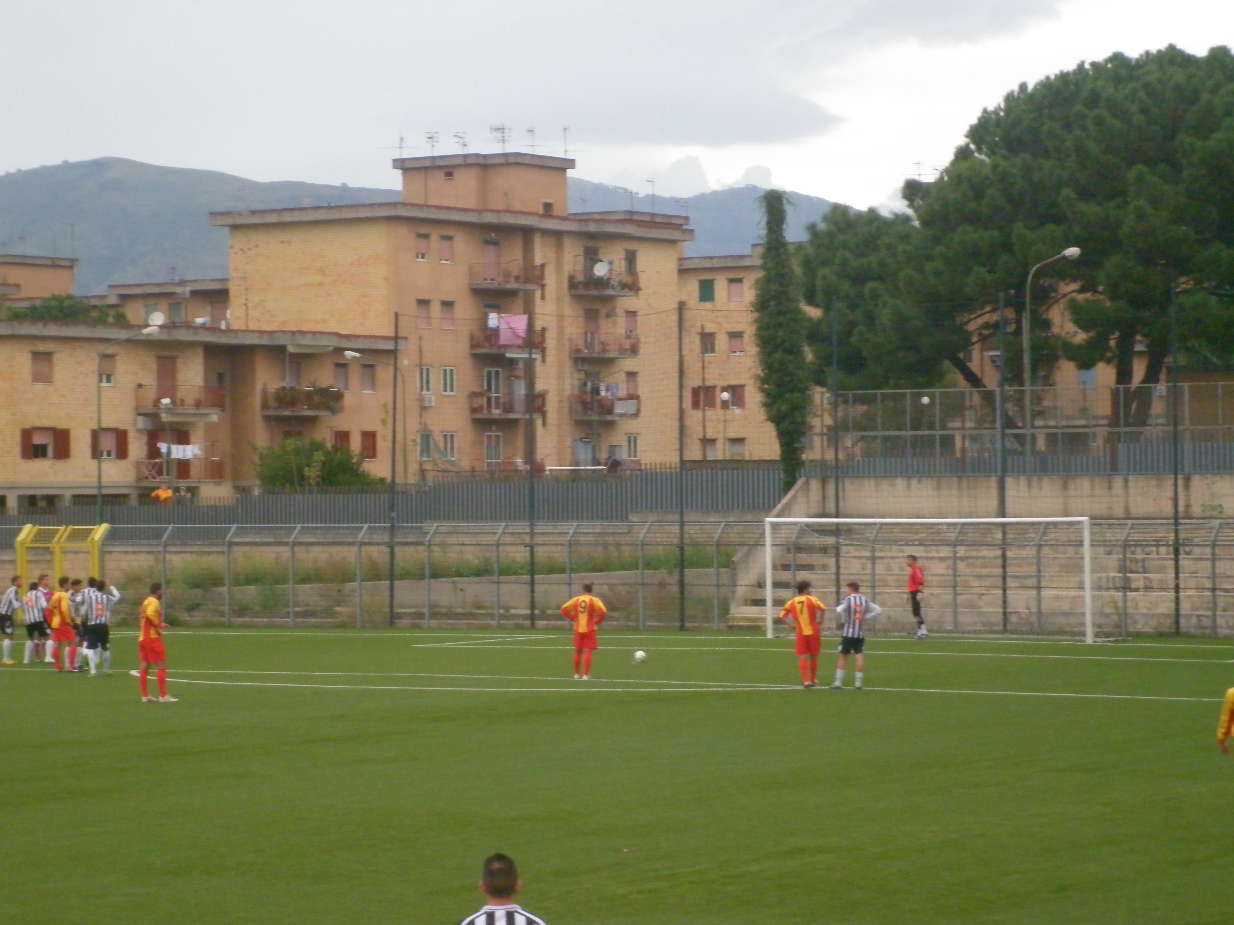 Monaco prima di calciare il rigore (foto Domenico Vastante)