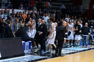 Mordente durante l'episodio che lo ha portato all'espulsione (Foto Giuseppe Melone)