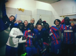 RFC Lions SKa F.C. festeggiano per la vittoria a Napoli