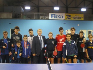 Il Presidente Coni Napoli e Fitet Campania Sergio Roncelli al centro tra i giovani partecipanti