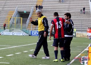 Mister Ugolotti durante il match di Teramo