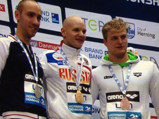 Evgeny Korotyshki al centro con la medaglia d'oro