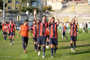 I giocatori della Casertana applaudono i tifosi (Foto Giuseppe Melone)