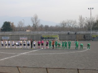 Squadre a centrocampo prima del fischio d'inizio (foto Antimo Cusano)