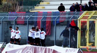 L'esultanza dei rossoblù al gol di Cucciniello (Foto Giuseppe Scialla)