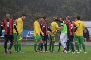 I giocatori di Melfi e Casertana domenica scorsa (Foto Giuseppe Melone)