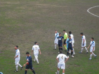 L'arbitro fischia la fine della gara