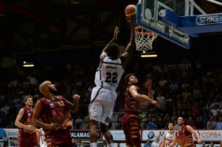 Moore a canestro (Foto Giuseppe Melone)