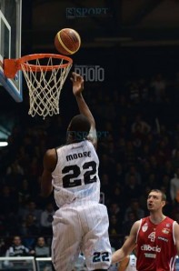 Moore a canestro contro Varese