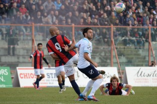 Il difensore dell'Aversa Prevete 8Foto Giuseppe Melone)
