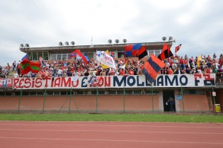 I tifosi rossoblù, inimitabili (Foto Giuseppe Melone)