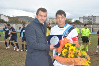 Vincenzo Di Maio riceve la targa da Bonavolontà