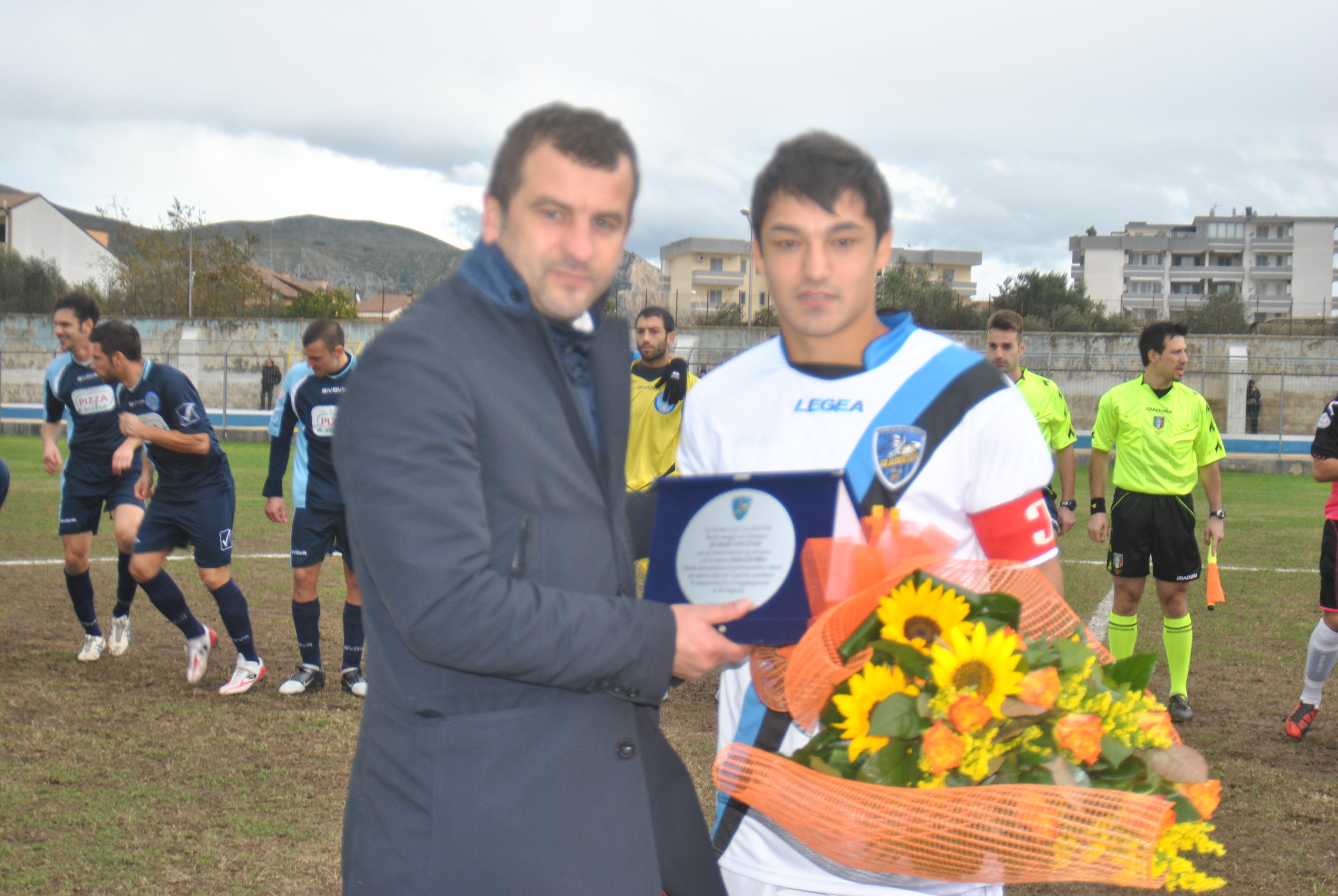 Vincenzo Di Maio riceve la targa da Bonavolontà