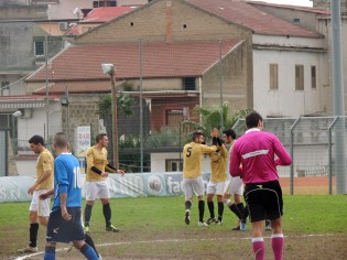 Correale festeggiato dopo il gol