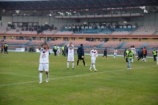 I rossoblù escono tra gli applausi (Foto Giuseppe Melone)
