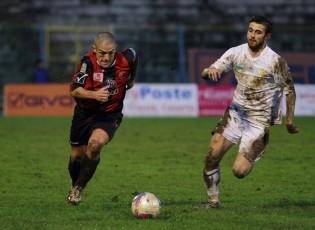 Cruciani in azione contro il Poggibonsi (Foto Carozza)