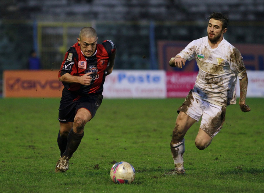 Cruciani in azione contro il Poggibonsi (Foto Carozza)