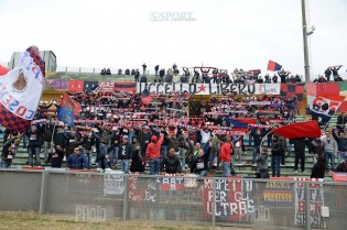 I tifosi rossoblù al 'San Vito' (Foto Giuseppe Melone)