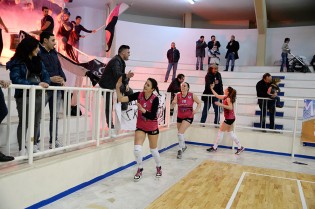 La Volalto festeggia con i tifosi (Foto Giuseppe Melone)