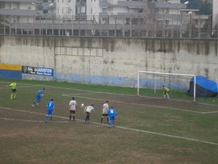 Gambino calcia il rigore dell'1-0 (foto Andrea Salzillo)