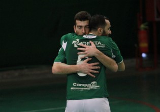 L'abbraccio tra De Luca e Andreozzi (Foto Carozza)