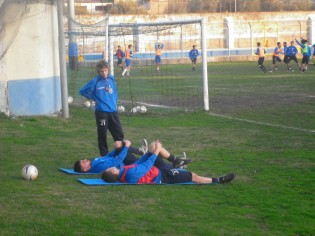 Il nuovo preparatore atletico Fabrizio Muto con due calciatori