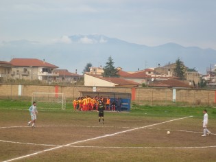 L'intero gruppo festeggia con Vincenzo Russo