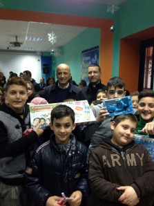 Il presidente Lombardi con i bambini di don Luigi Merola