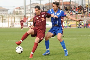 Massimo Perna contrastato da Parisi nel 2009 in Aversa-Manfredonia