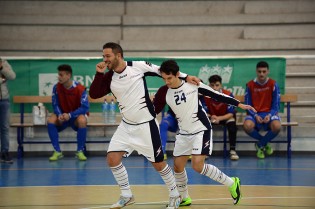 Scialla festeggia il gol del vantaggio (Foto Giuseppe Melone)
